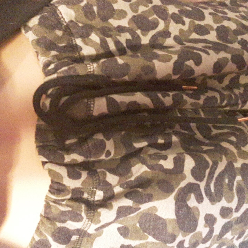 Victoria's Secret Pink Camouflage/Rose Gold lounge suit. - Picture 11 of 16